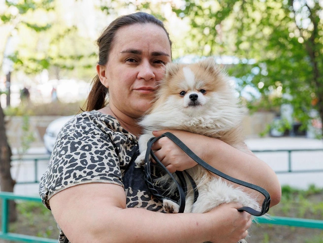 Анастасия держит на руках шпица по кличке Гуфи. Собаку ей отдала подруга. По словам Анастасии, они с Гуфи полюбили друг друга с первого взгляда и больше не расстаются. | Источник: Ирина Шарова / 72.RU 
