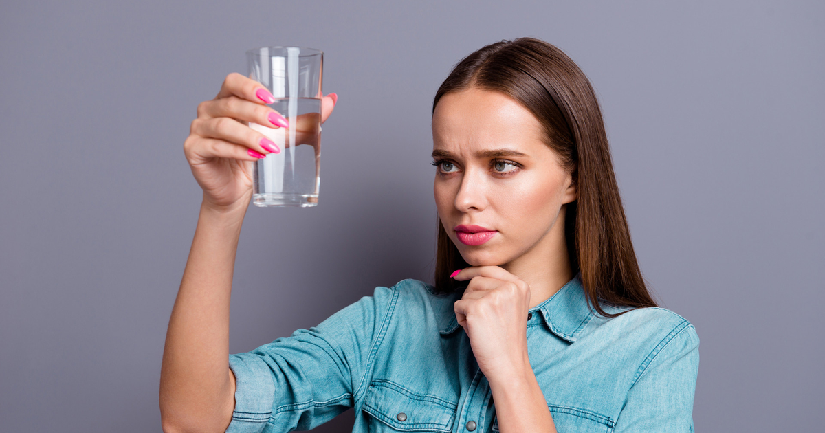 Почему нельзя пить стоя. Девушка со стаканом воды. Девушка пьет воду. Человек пьет воду. Человек со стаканом воды.