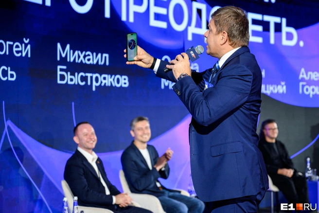 Дмитрий Губерниев решил снять кружочек прямо со сцены!  | Источник: Максим Комаров / Городские порталы