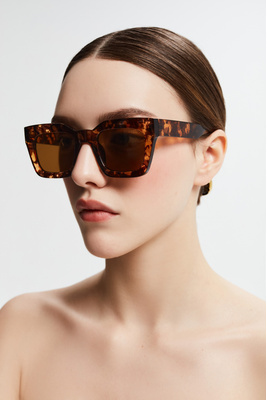 Солнцезащитные очки в квадратной оправе 