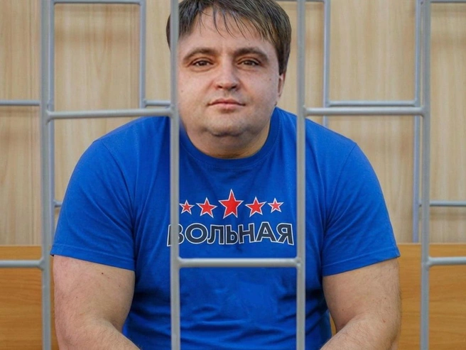 Дмитрий Башмаков остаётся в международном розыске и на скамью подсудимых не явится | Источник: Юрий Орлов / Городские медиа / иллюстрация сгенерирована ИИ
