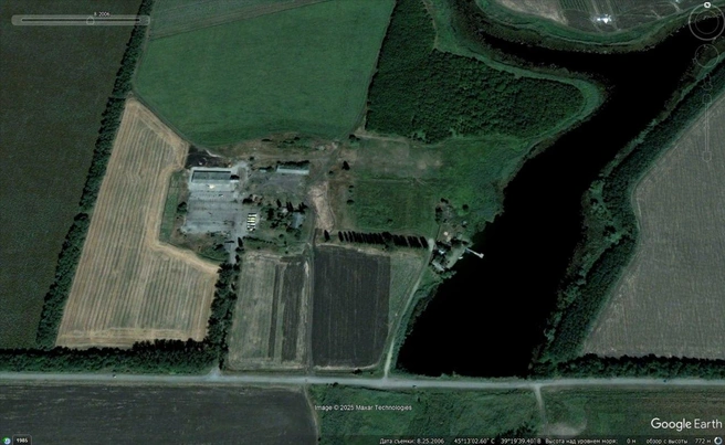На этом кадре на реке сделали пирс | Источник: GoogleEarth.com