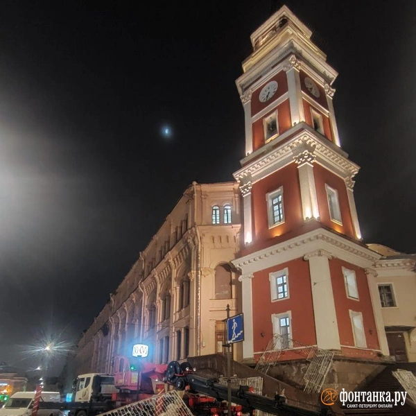 На башню Думы начали вешать новогодние украшения | Источник: Михаил Огнев / «Фонтанка.ру»