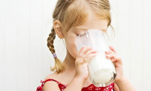 Молоко в автоматах: один ребенок в Петербурге умер, девятерым потребовался диализ