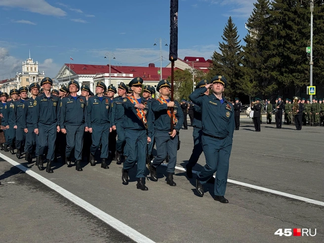 Отдельная колонна сотрудников Главного управления МЧС России по Курганской области  | Источник: Юлия Король / 45.RU 