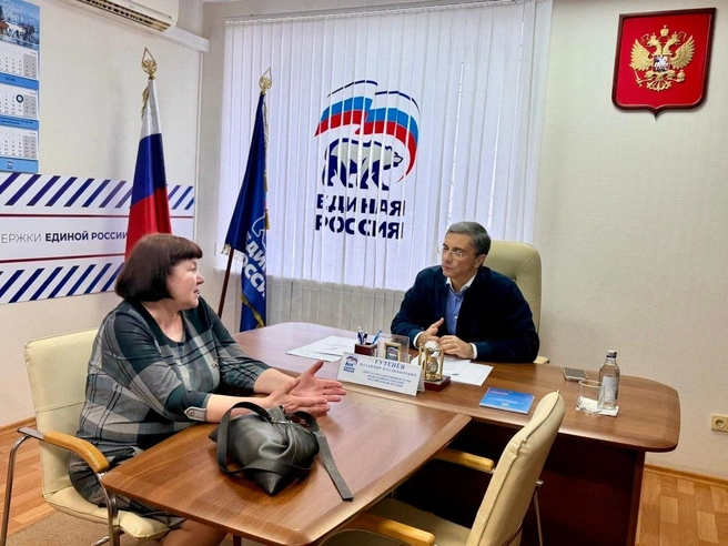 Женщина пришла на приём с идеальной укладкой, но без единой бумажки. Наверное, за жизнь поговорить… | Источник: Владимир Гутенев / Vk.com 