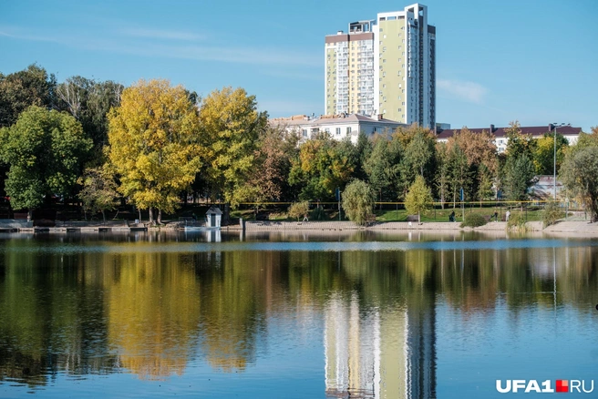 В парках, где есть водоем, осень особенно красива | Источник: Булат Салихов / UFA1.RU