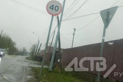 В Южно-Сахалинске столб навис над проезжей частью и тротуаром