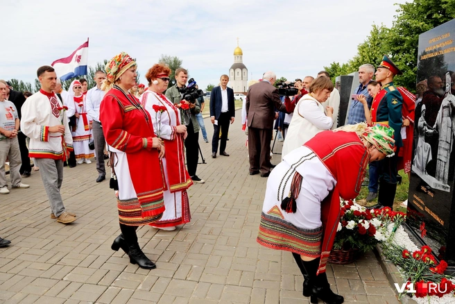 Низкий поклон вам, защитники! | Источник: Константин Завриков / V1.RU