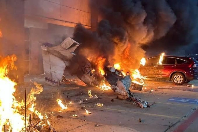 В США самолет рухнул и протаранил грузовики. Катастрофа попала на видео | Источник: Nanana365 / X