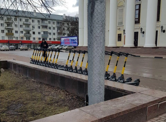 Электросамокаты на площади Театральной | Источник: Telegram-канал «Типичная Рязань»