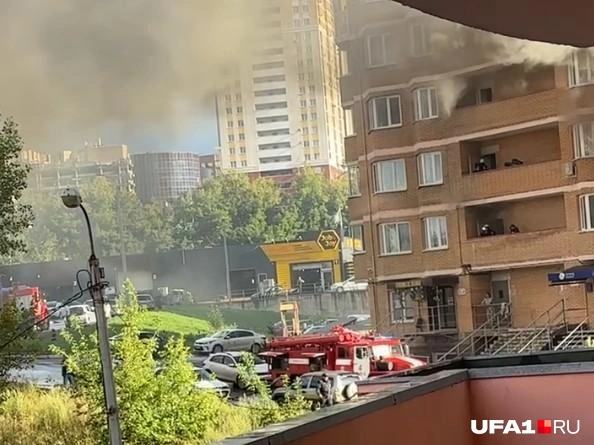 Огонь вспыхнул на втором этаже | Источник: читатель UFA1.RU