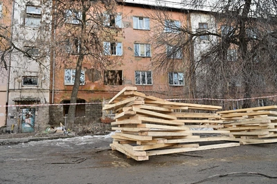 На месте обрушения стены дома на Тихом Компросе скопились доски