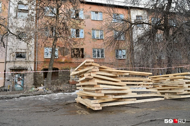 Доски уложены рядом с лентой ограждения | Источник: Василина Любимова / 59.RU