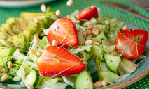 Салат с авокадо и клубникой для истинных гурманов