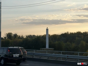 Вид на стелу с другой стороны моста | Источник: Николай Сальников / 56.RU
