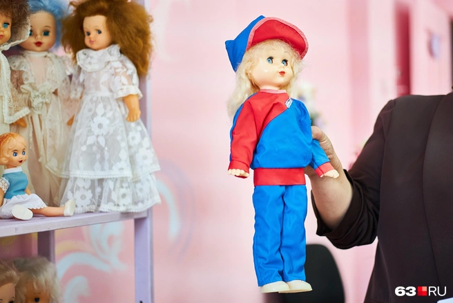 Блондиночку нарядили в этот костюм на фабрике. Редкий случай, когда и кукла, и одежда сохранились практически в идеальном состоянии | Источник: Роман Данилкин / 63.RU