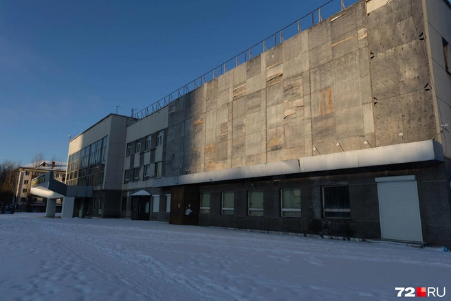 Со стороны некогда величественный «Строитель» сейчас чем-то напоминает заброшку | Источник: Ирина Шарова / 72.RU