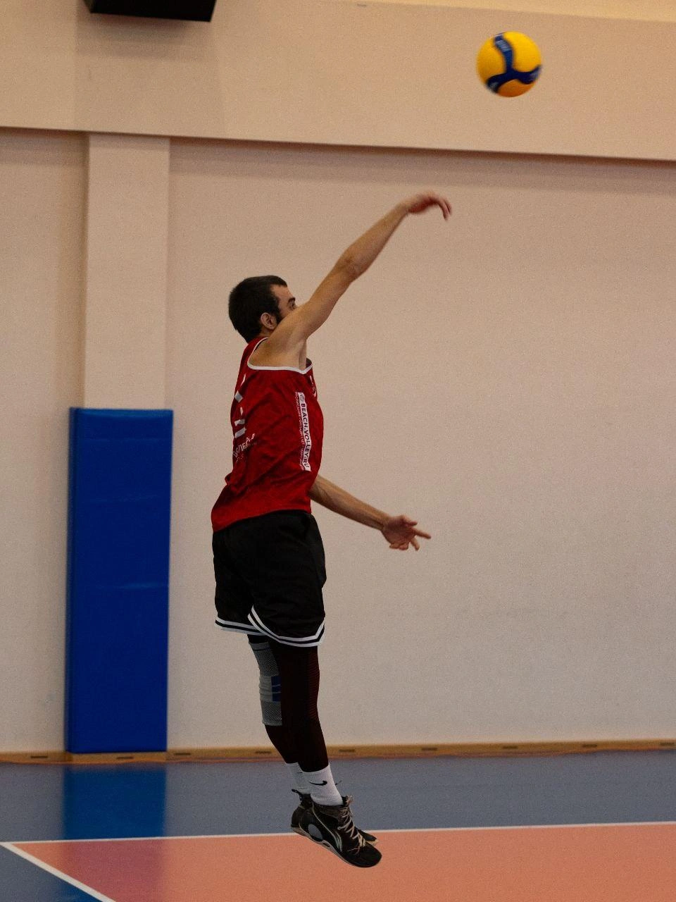 Молодой человек занимается не только волейболом, но и футболом и тайским боксом  | Источник: из личного архива Руслана Магомедова