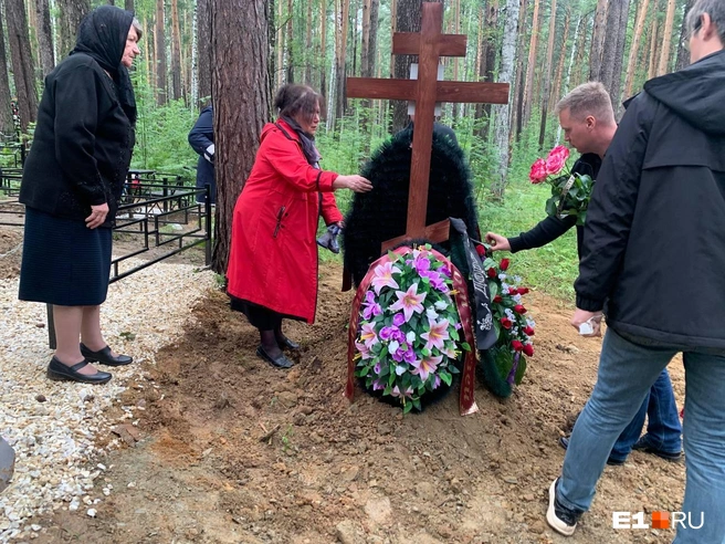 Мама Елена стоит рядом с могилой своей дочери | Источник: читатель E1.RU