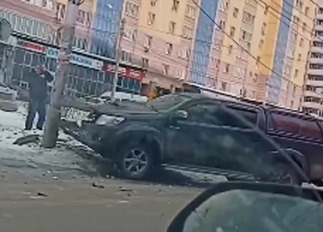Водителя, въехавшего в столб на Касимовском шоссе, доставили в БСМП | ya62.ru