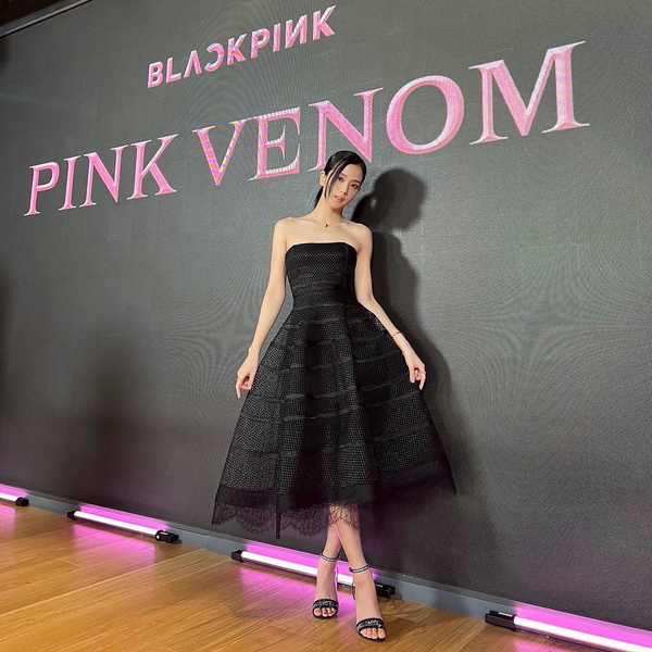 Джису из BLACKPINK появилась на пред-релизе Pink Venom в шикарном платье Dior 😍