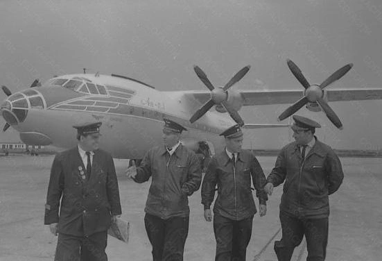 Старший бортмеханик Грибов П. И., командир эскадрильи Сапунков К. М., второй пилот Михайлов В. А. и старший штурман Шкурский А. Д. после тренировочного полета. 1961 год | Источник: фотофонд Самарского областного государственного архива социально-политической истории