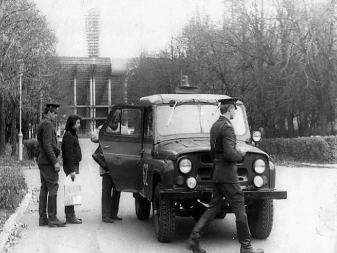 Рейд милиции на краснодарской «Поляне». 1980-е. У дежурной машины&nbsp;— А. Эбергардт, Ю. Городецкий | Источник: фото из архива Ю. Городецкого