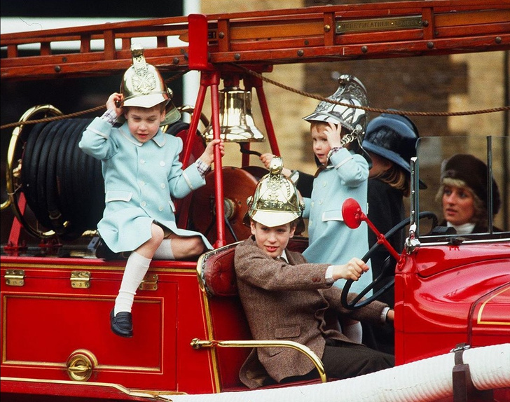 Принц Уильям поделился редким снимком 30-летней давности с братом и матерью