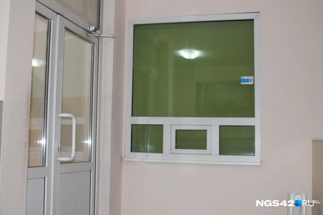 Здесь предполагался консьерж, но окно затянуто плотной шторой | Источник: Елена Гуськова / NGS42.RU