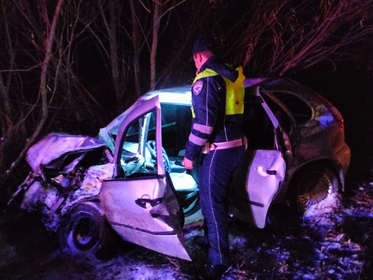 На Урале Lada лоб в лоб врезалась в грузовик. Тот вез 19 тонн стройматериалов