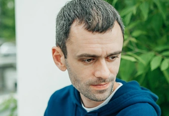 «Услышал в детстве родителей и возненавидел секс. Как принять, что девушка тоже им занималась до меня?»