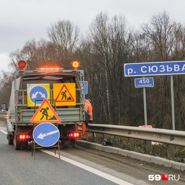 Асфальт меняют на участке в сторону Нытвы после моста через Сюзьву  | Источник: Тимофей Калмаков / 59.RU
