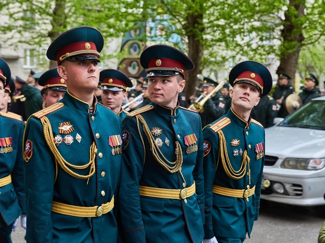 Перед домом ветерана торжественным маршем прошел парадный расчет военнослужащих Росгвардии. | Источник: Александр Ощепков / NGS.RU