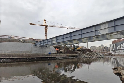 Установлена опора для нового моста через Исеть