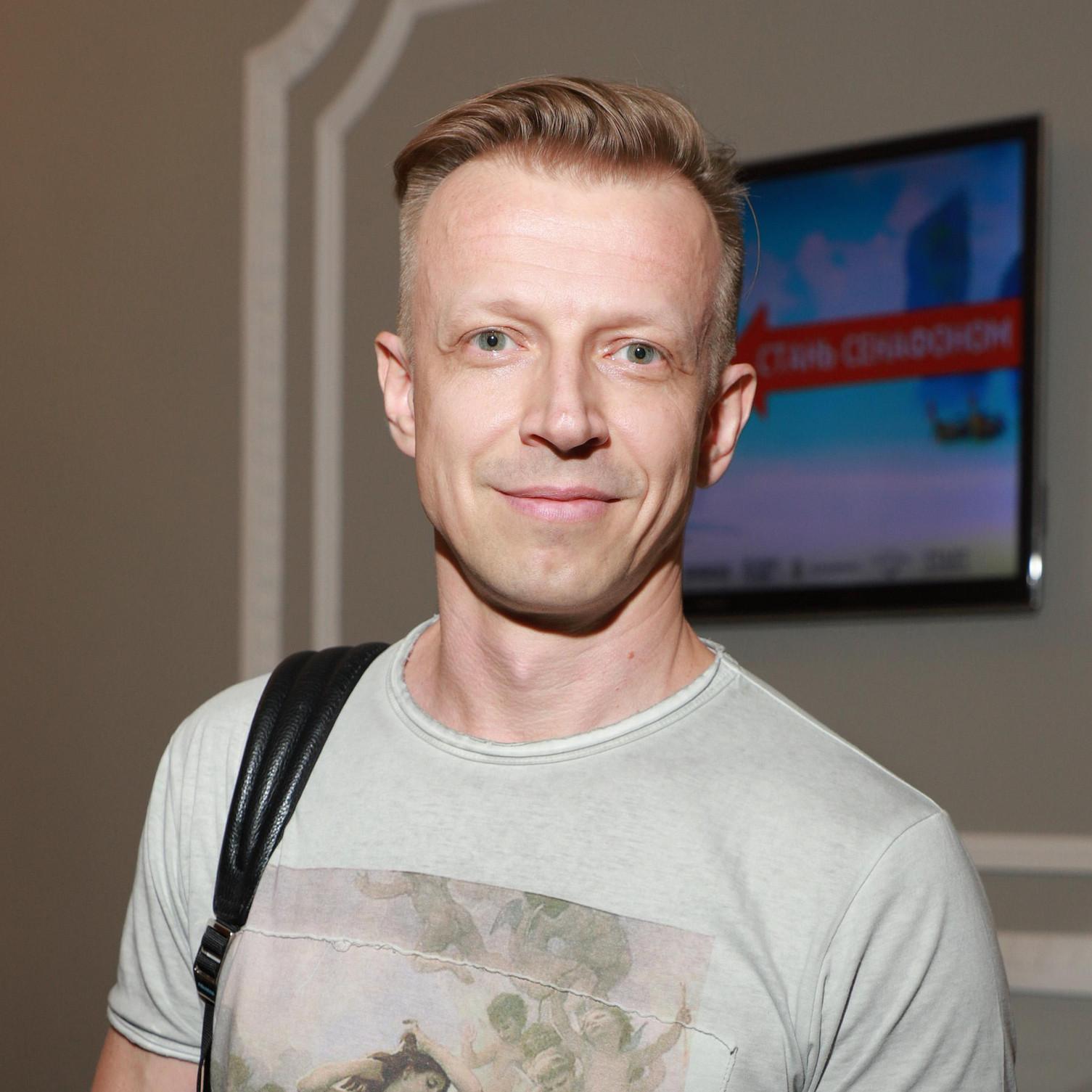 Тайно развелся, работает на радио, отрастил усы. Где сейчас Антон Комолов, которого мы полюбили за «Бодрое утро»