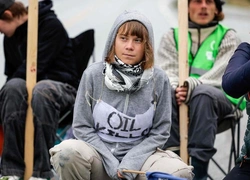 «У нефти нет будущего»: Грета Тунберг и еще около 200 экоактивистов заблокировали дорогу к НПЗ в Норвегии