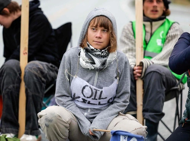 «У нефти нет будущего»: Грета Тунберг и еще около 200 экоактивистов заблокировали дорогу к НПЗ в Норвегии
