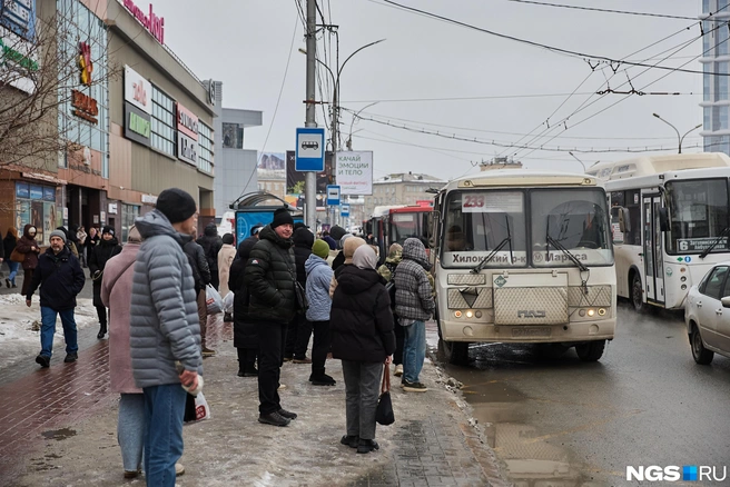 На площади Маркса вечером в пятницу собралась пробка, что еще больше усложнило жизнь пассажирам  | Источник: Александр Ощепков / NGS.RU