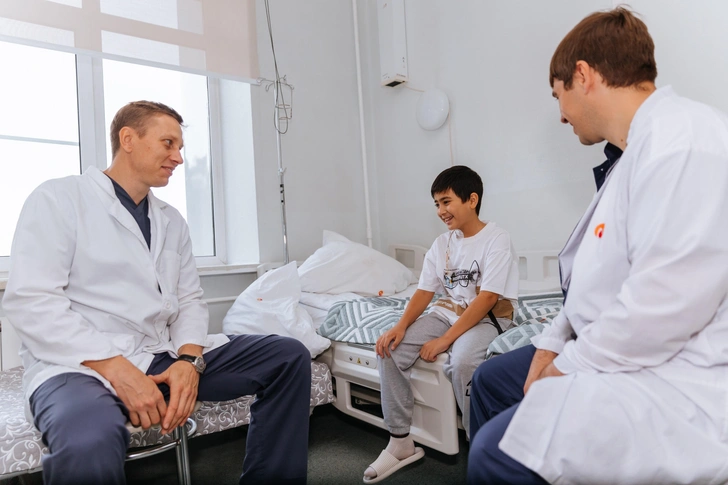Пациент с врачами, которые спасли ему жизнь, — докторами медицинских наук, сердечно-сосудистыми хирургами Ильей Сойновым и Дмитрием Сиротой | Источник: AMPIR/НМИЦ им. Мешалкина