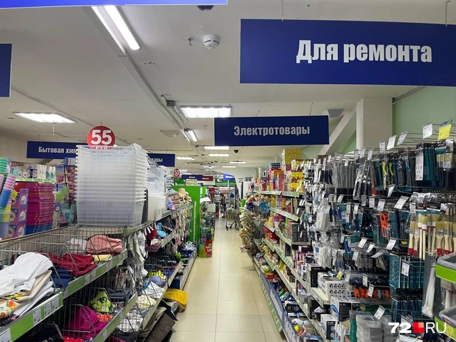 Магазины Fix Price находятся в небольших помещениях. Там продают всё необходимое для дома | Источник: Радик Енчу / 72.RU