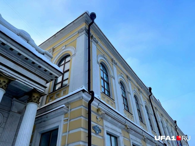 В пристрое слева — статуя Шаляпина, который выступал здесь | Источник: Андрей Бирюков / UFA1.RU