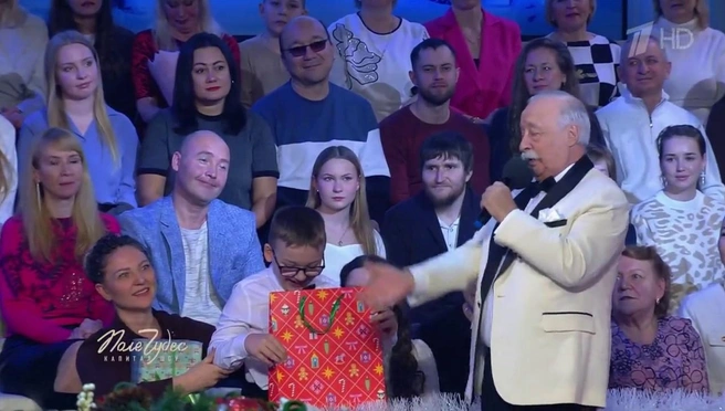Мальчик получил еще два подарка: один&nbsp;— от министра, второй&nbsp;— от Якубовича | Источник: 1tv.ru / shows