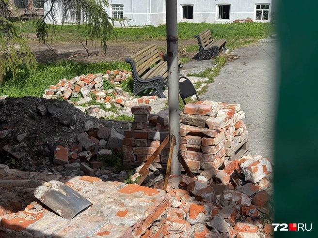 Сейчас в целях безопасности доступ на территорию здания закрыт для посторонних | Источник: Илья Чикотин / 72.RU