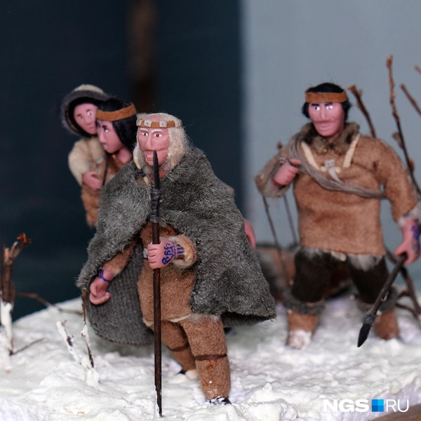 На примере своих работ Александр рассказывает малоизвестные исторические факты о развитии региона и коренных народов | Источник: Антон Дигаев / NGS.RU