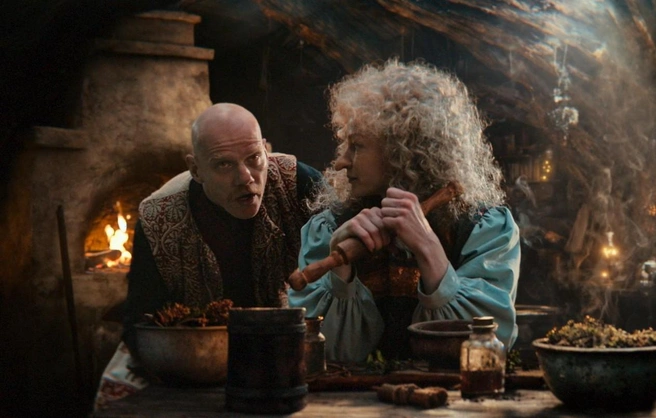 Создатели фильма потратились на актеров, но сэкономили на сюжете | Источник: кадр из фильма «Яга на нашу голову» (6+), реж. Александр Войтинский, «НМГ Кинопрокат», 2025 год