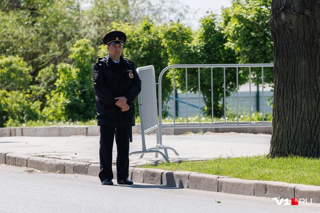 Полиция в центре Волгограда стоит буквально на каждом перекрестке | Источник: Алексей Волхонский / V1.RU