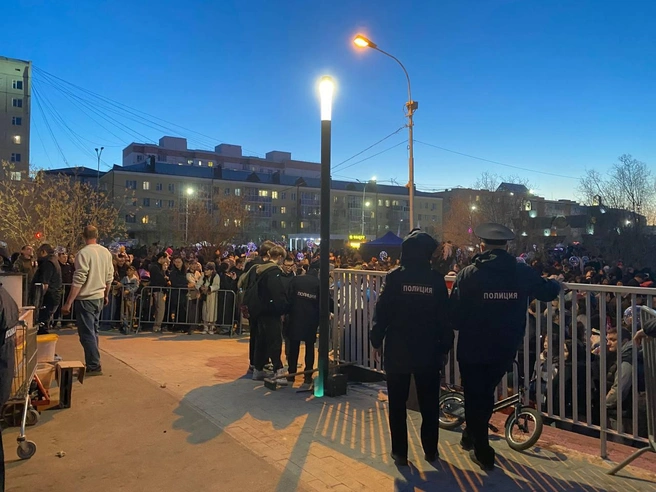 Полиция поставила ограждения, оделив площадь Победы и улицу Хабарова от набережной | Источник: Надежда Ефимова / 14.RU
