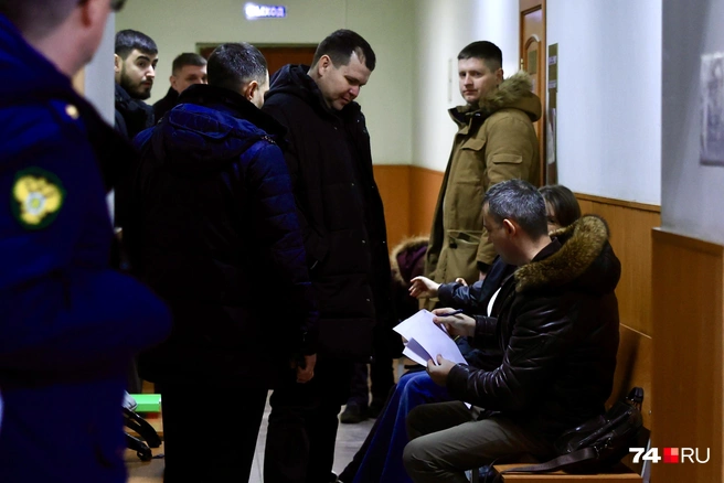 Участников процесса оказалось так много, что в зал заседаний пришлось принести дополнительные стулья | Источник: Михаил Шилкин 