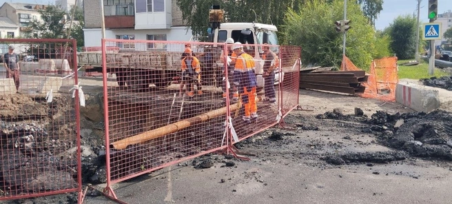 Аварию устраняют на перекрестке Свердлова — Невжина | Источник: Пресс-служба компании «Водный Союз»